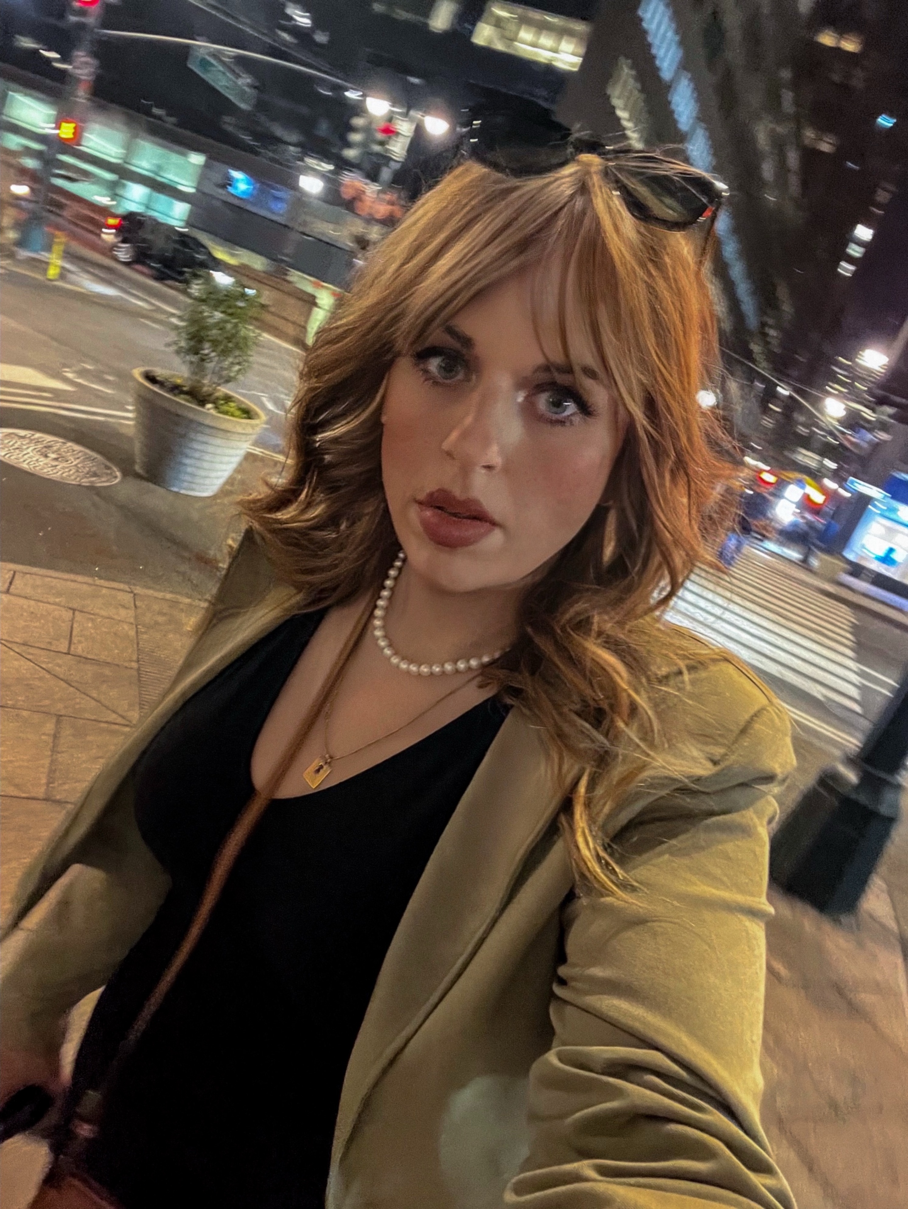 Emma Shorebreak having drinks at the King Cole Bar before seeing a Broadway show in Manhattan New York